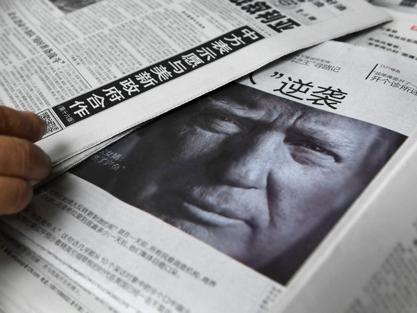 Ảnh chân dung Tổng thống đắc cử Mỹ Donald Trump được đăng trên một tờ báo tại Bắc Kinh ngày 10/11. (Nguồn: AFP/TTXVN) Tình hình căng thẳng ở Biển Đông vẫn chưa được giải quyết ảnh 1