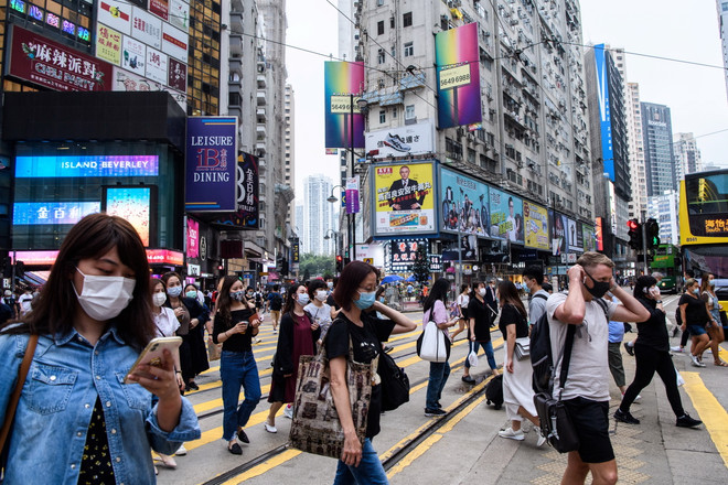 Người dân đeo khẩu trang phòng lây nhiễm COVID-19 tại Hong Kong, Trung Quốc ngày 13/5/2020. (Ảnh: AFP/TTXVN) Tình hình dịch bệnh COVID-19: Bắc Kinh tăng cường xét nghiệm ảnh 1