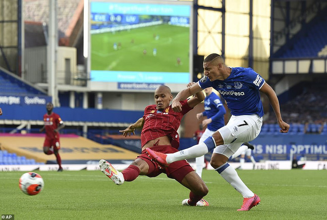 Liverpool (áo đỏ) chỉ giành được 1 điểm trên sân Everton. Kết quả: Liverpool 'bất lực' trước Everton, Chelsea thắng ngược ảnh 1