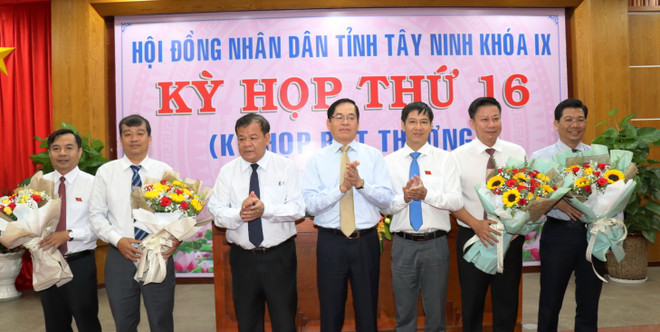 Bí thư Tỉnh ủy Tây Ninh Phạm Viết Thanh và Chủ tịch Ủy ban Nhân dân tỉnh Phạm Văn Tân tặng hoa chúc mừng các đồng chí được bầu vào các chức danh Phó Chủ tịch HĐND, UBND và ủy viên UBND tỉnh nhiệm kỳ 2016-2021. (Ảnh: Lê Đức Hoảnh/TTXVN) Kiện toàn các chức danh Phó Chủ tịch HĐND, UBND tỉnh Tây Ninh ảnh 1