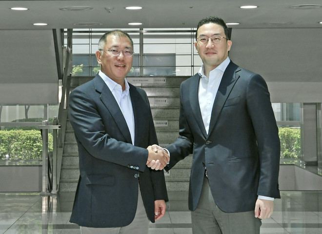 Phó Chủ tịch điều hành Hyundai Motor Chung Euisun (trái) và Chủ tịch công ty LG Group Koo Gwang-mo. (Nguồn: koreaherald) Hyundai Motor và LG Group hợp tác sản xuất pin ôtô điện ảnh 1