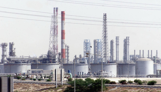 Toàn cảnh một cơ sở lọc dầu ở cảng Jubail, Saudi Arabia. (Ảnh: AFP/TTXVN) Giá dầu châu Á tăng nhẹ do nhà sản xuất thắt chặt nguồn cung ảnh 1