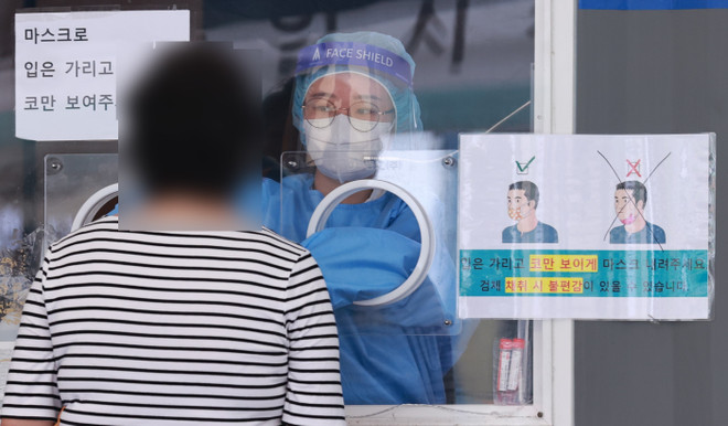 Nhân viên y tế lấy mẫu xét nghiệm COVID-19 tại Seoul, Hàn Quốc. (Ảnh: YONHAP/TTXVN) Anh-Hàn trao đổi hơn 1 triệu liều vaccine, Italy sẽ tiêm mũi thứ 3 ảnh 1