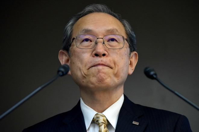 Chủ tịch Tập đoàn Toshiba Satoshi Tsunakawa trong cuộc họp báo ở Tokyo ngày 15/5. (Nguồn: AFP/TTXVN) Toshiba có thể thua lỗ kỷ lục 8,3 tỷ USD trong tài khóa 2016 ảnh 1