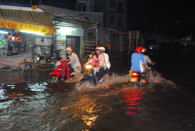TP. Hồ Chí Minh: Mưa lớn đầu mùa gây ngập nặng nhiều khu vực ảnh 1