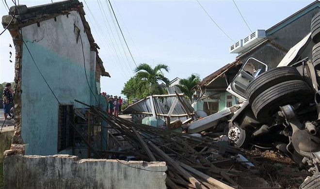 Nghệ An: Xe đầu kéo mất lái đâm sập nhà dân, hai người bị thương ảnh 1