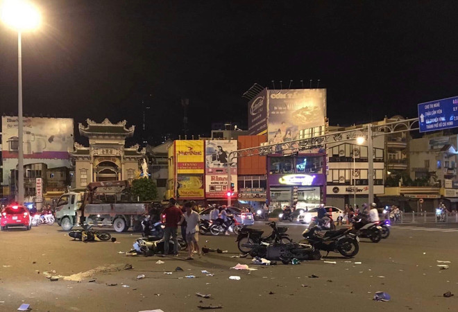 Hình ảnh xe cộ ngổn ngang trong vụ tai nạn liên hoàn tại TP.HCM ảnh 3