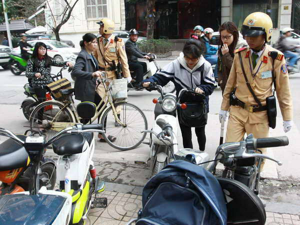 Hà Nội: Vẫn chưa tiến hành đăng ký được cho xe máy điện ảnh 1