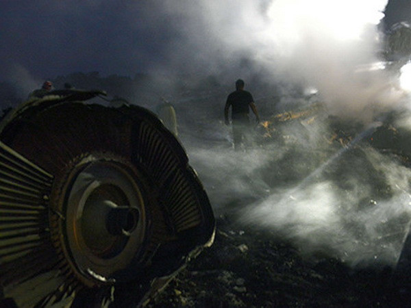 Hiện trường "khủng khiếp như địa ngục" trong vụ rơi máy bay MH17 ảnh 1