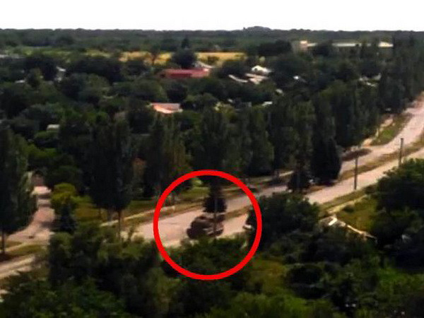 Xuất hiện đoạn video xe chở tên lửa được cho là đã bắn MH17 ảnh 1