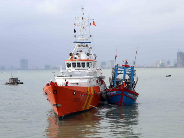 Đà Nẵng: Cứu 5 thuyền viên sắp bị chìm tàu trên biển ảnh 1