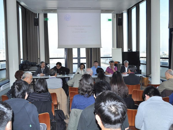 Hội thảo bàn tròn về tự chủ trong các trường đại học tại Pháp ảnh 1