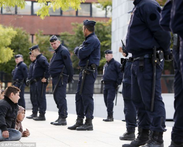 Romania trục xuất 7 người nước ngoài có liên hệ với khủng bố ảnh 1