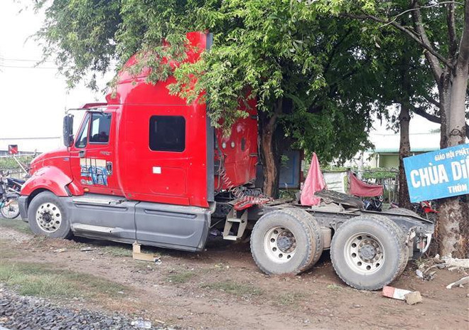 Xe đầu kéo bị đứt đôi sau khi bị tàu hỏa kéo lê hàng chục mét ảnh 1