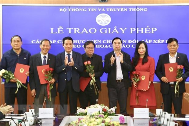 Phó trưởng Ban Tuyên giáo Trung ương Lê Mạnh Hùng và Thứ trưởng Bộ Thông tin và Truyền thông Hoàng Vĩnh Bảo trao giấy phép cho 18 tạp chí thực hiện chuyển đổi, sắp xếp lại theo quy hoạch báo chí. (Ảnh: Minh Quyết/TTXVN) Triển khai quy hoạch báo chí đúng lộ trình, phương án được phê duyệt ảnh 1