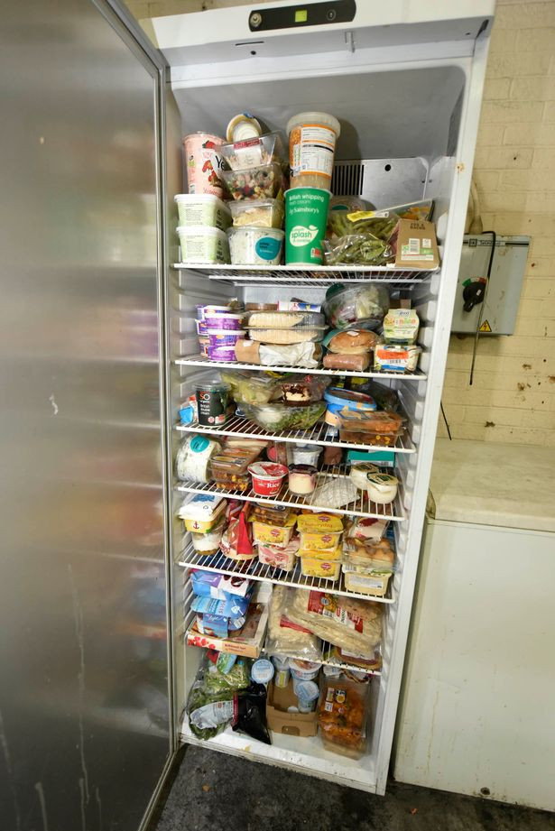 Siêu thị chuyên bán thực phẩm hết hạn, khách trả tiền tùy tâm ảnh 2