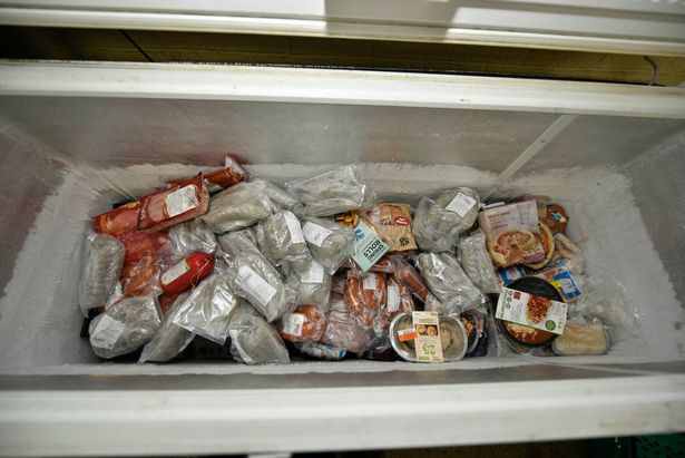 Siêu thị chuyên bán thực phẩm hết hạn, khách trả tiền tùy tâm ảnh 1