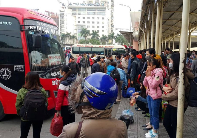 Nhiều nhà xe tại bến xe Mỹ Đình đã tổ chức đình công, phản đối điều chuyển luồng tuyến. (Ảnh: Văn Minh/Vietnam+) Nhiều nhà xe đình công để phản đối điều chuyển luồng tuyến ảnh 1