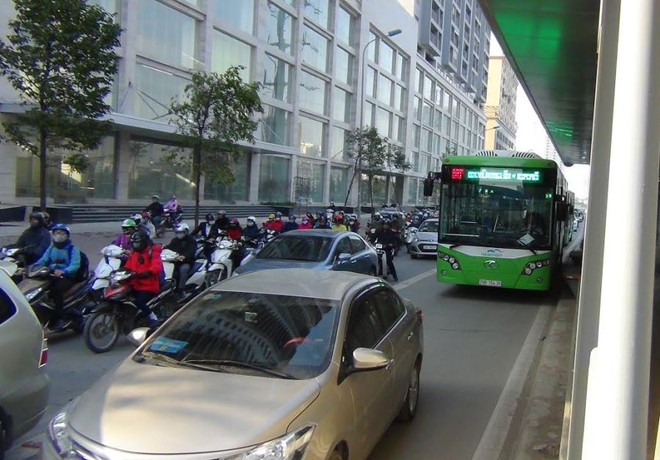 Các phương tiện khác vẫn chen chân vào làn đường riêng cho xe buýt nhanh dù có biển báo, vạch sơn phản quang phân làn xe. (Ảnh: Việt Hùng/Vietnam+) Sứ mệnh xe buýt nhanh BRT và bài test văn hóa giao thông Hà Nội ảnh 1
