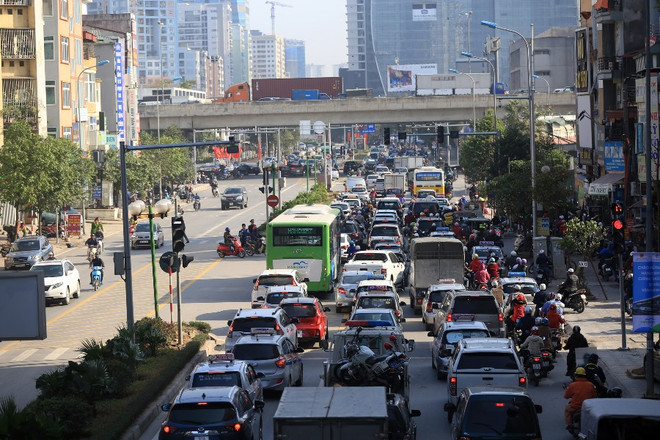 Xe buýt BRT chạy thử nghiệm khiến một đoạn đường Tố Hữu, Lê Văn Lương tắc nghẽn. (Ảnh: Huy Hùng/TTXVN) Sứ mệnh xe buýt nhanh BRT và bài test văn hóa giao thông Hà Nội ảnh 2