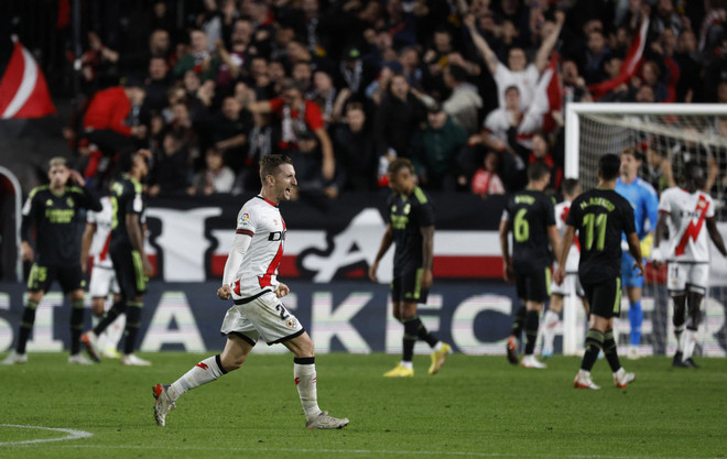 Thua sốc Rayo Vallecano, Real Madrid mất ngôi đầu vào tay Barcelona ảnh 1