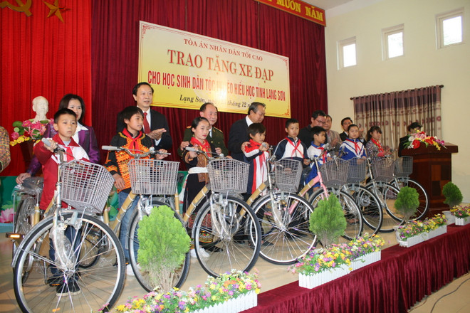 Trao tặng 100 xe đạp cho học sinh dân tộc vượt khó tỉnh Lạng Sơn ảnh 1