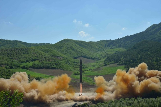 Hình ảnh vụ phóng tên lửa mới đây của Triều Tiên. (Nguồn: Reuters) EU cân nhắc tăng cường trừng phạt Triều Tiên vì vụ thử tên lửa ảnh 1