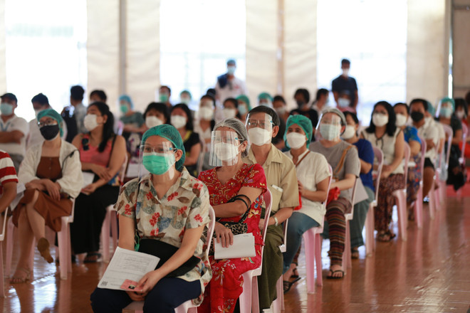 Người dân chờ tiêm vaccine ngừa COVID-19 tại Yangon, Myanmar ngày 1/9/2021. (Ảnh: THX/TTXVN) ASEAN trao hàng cứu trợ COVID-19 trị giá 1 tỷ USD cho Myanmar ảnh 1