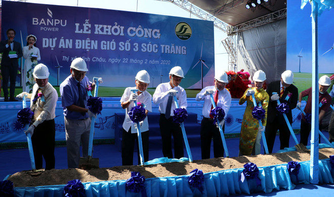 Nghi lễ khởi công Nhà máy điện gió số 3 tại Sóc Trăng. (Ảnh: Trung Hiếu/TTXVN) Sóc Trăng khởi công xây dựng Nhà máy điện gió số 3 ảnh 1