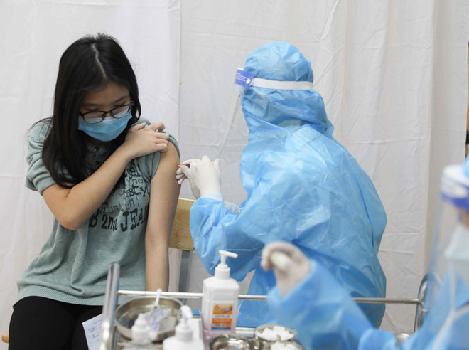 Tiêm vaccine phòng COVID-19 cho học sinh Trường THPT Kim Liên, quận Đống Đa. (Ảnh: Thanh Tùng/TTXVN) Thủ tướng Chính phủ chỉ đạo chủ động kiểm soát biến chủng mới Omicron ảnh 1