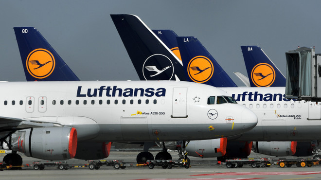 Máy bay của Hãng hàng không Lufthansa tại sân bay Munich, Đức. (Ảnh: AFP/TTXVN) Các doanh nghiệp lớn trên toàn cầu "nín thở" theo dõi biến thể Omicron ảnh 1