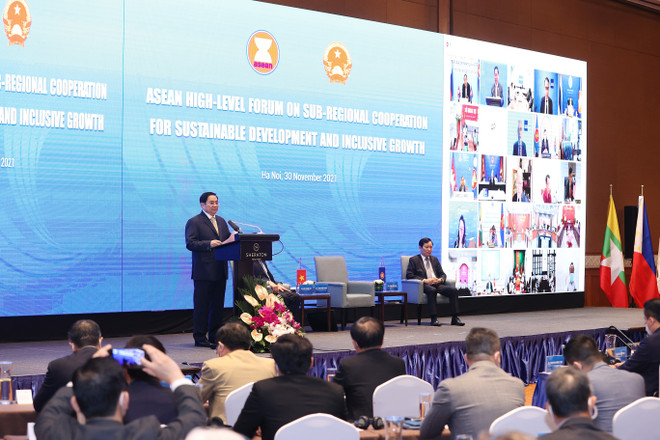 Thủ tướng Phạm Minh Chính phát biểu tại phiên khai mạc Diễn đàn cấp cao ASEAN về hợp tác tiểu vùng vì sự phát triển bền vững và tăng trưởng bao trùm. (Ảnh: Dương Giang/TTXVN) Thúc đẩy phát triển các tiểu vùng gắn với xây dựng Cộng đồng ASEAN ảnh 1
