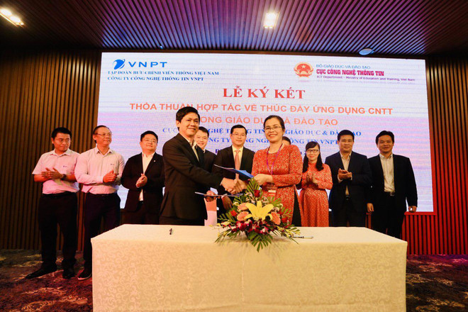 Ông Nguyễn Minh Luân - đại diện VNPT và bà Đặng Thị Oanh - Phó Cục trưởng Cục Công nghệ thông tin ký thỏa thuận hợp tác. (Nguồn: T.Q) Hệ sinh thái vnEdu của VNPT giúp ngành Giáo dục chuyển đổi số ảnh 1