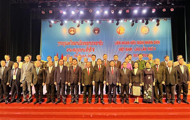 Đại biểu hai nước Việt Nam-Lào chụp ảnh lưu niệm tại lễ khai mạc. (Ảnh: Nguyên Linh/TTXVN) Khai mạc Liên hoan hữu nghị nhân dân Việt Nam-Lào lần thứ V ảnh 1