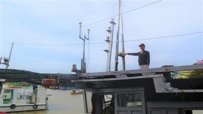 Ngư dân tỉnh Phú Yên lắp đặt thiết bị giám sát hành trình cho tàu cá có chiều dài từ 15m trở lên theo quy định. (Ảnh: Tường Quân/TTXVN) Hội nghị Trung ương 6: Đảng viên kỳ vọng sự phát triển của đất nước ảnh 2