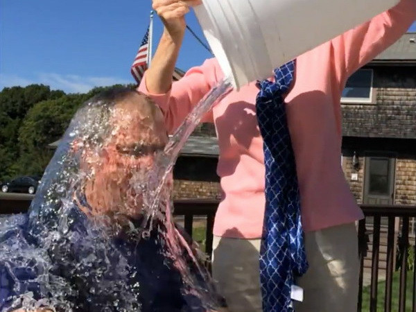 Cựu Tổng thống George W. Bush tham gia thử thách dội nước lạnh ảnh 1