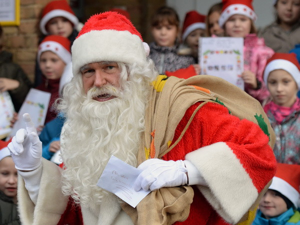 Ông già Noel Mỹ "đe dọa" vị trí của Cha Giáng sinh Đức ảnh 1