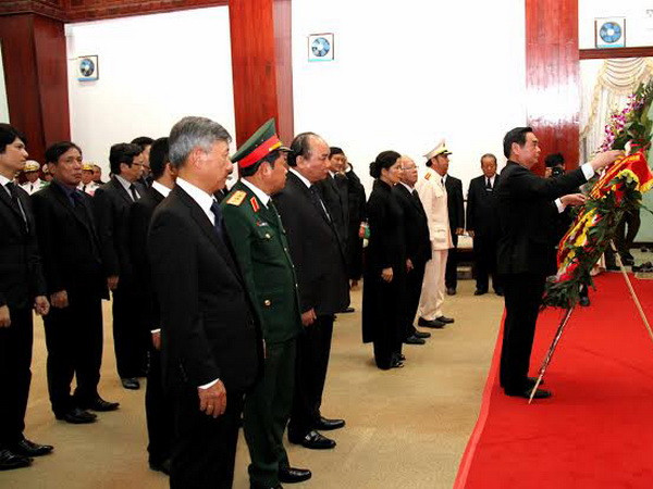 Đoàn viếng Bộ trưởng An ninh Lào Thongban Seng Aphone. (Ảnh: Hoàng Chương/Vietnam+) Đoàn đại biểu cấp cao Đảng và Nhà nước viếng một số lãnh đạo Lào ảnh 1