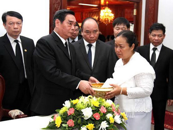 Đoàn chia buồn cùng gia quyến đồng chí Bí thư-Đô trưởng Vientiane Soukan Mahalạt. (Ảnh: Hoàng Chương/Vietnam+) Đoàn đại biểu cấp cao Đảng và Nhà nước viếng một số lãnh đạo Lào ảnh 3