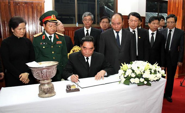 Thường trực Ban Bí thư Lê Hồng Anh ký sổ tang Bộ trưởng Quốc phòng Douangchay Phichith. (Ảnh: Hoàng Chương/Vietnam+) Đoàn đại biểu cấp cao Đảng và Nhà nước viếng một số lãnh đạo Lào ảnh 2