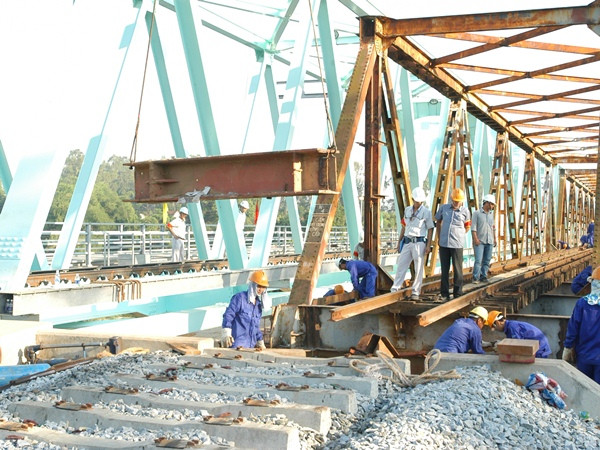 Thông cầu đường sắt sông Vệ mới, rút ngắn thời gian chạy tàu ảnh 2