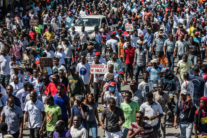 Hàng nghìn người biểu tình phản đối chính quyền của Tổng thống Jovenel Moise tại Port-au-Prince, Haiti, ngày 14/2/2021. (Ảnh: AFP/TTXVN phát) Hàng nghìn người biểu tình ở thủ đô Port-au-Prince của Haiti ảnh 1