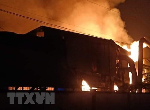 Bình Phước: Lửa thiêu rụi hàng trăm mét vuông xưởng sản xuất ảnh 1