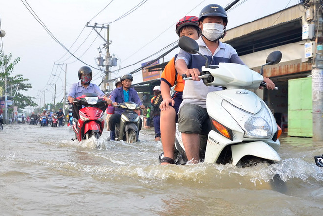Triều cường làm ngập sâu trên đường Lê Văn Lương (huyện Nhà Bè). (Ảnh: Mạnh Linh/TTXVN) Nam Bộ mưa dông gây ngập úng, Hà Nội cao nhất 31 độ C ảnh 1