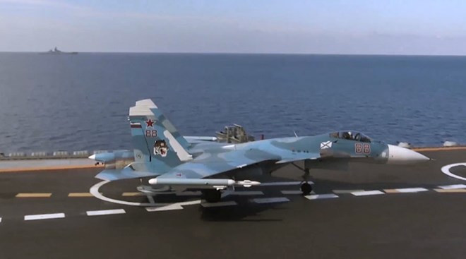 Một chiếc Su-33 hoạt động trên tàu sân bay Đô đốc Kuznetsov của Nga. (Nguồn: RT) Mỹ: Nga sẽ tăng cường hiện diện tại căn cứ hải quân ở Syria ảnh 1