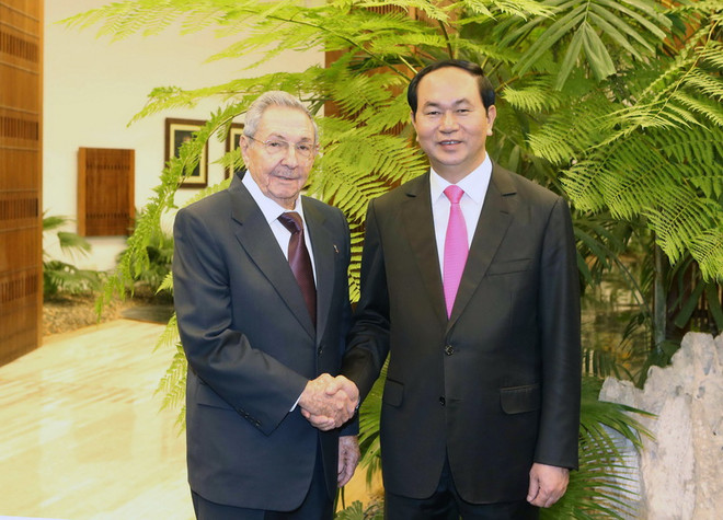 Chủ tịch Cuba Raul Castro đón Chủ tịch nước Trần Đại Quang. (Ảnh: Nhan Sáng/TTXVN) Toàn văn Tuyên bố chung giữa hai nước Việt Nam - Cuba ảnh 1