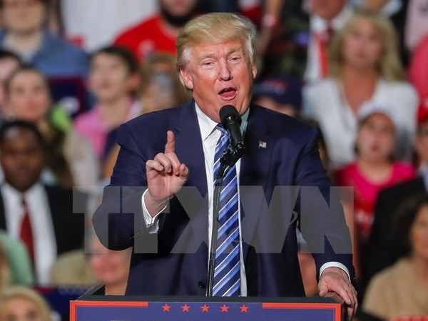 Ông Donald Trump trong chiến dịch vận động tranh cử ở bang Bắc Carolina, Mỹ ngày 14/10 vừa qua. (Ảnh: AFP/TTXVN) Người dân Mỹ muốn ông Trump ưu tiên giải quyết vấn đề y tế ảnh 1