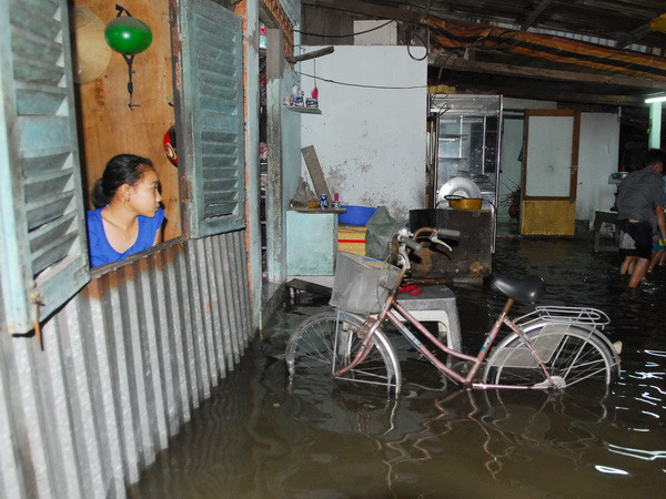 Nhiều khu vực tại TP.HCM ngập nặng do triều cường lên cao ảnh 1