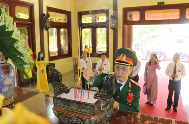 Lãnh đạo TP Hồ Chí Minh dâng hương tưởng niệm Chủ tịch Tôn Đức Thắng ảnh 2