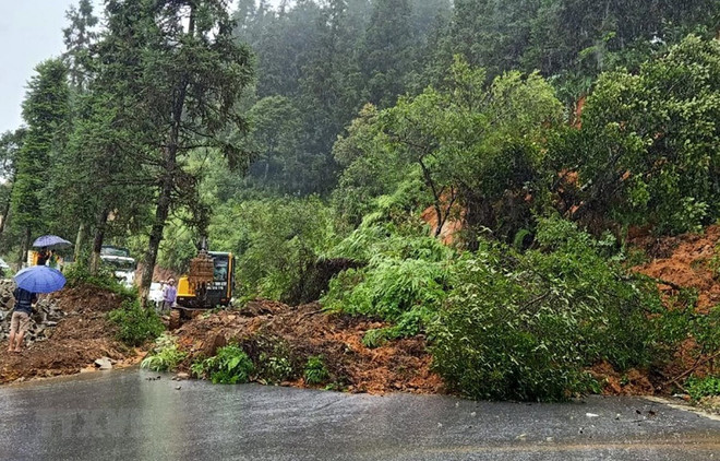 Tiếp tục tìm kiếm người mất tích, hỗ trợ gia đình có người bị nạn ảnh 1